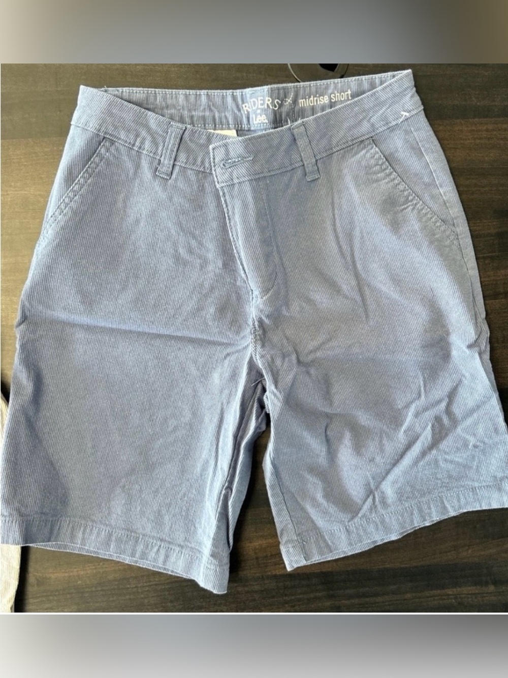 Riders by Lee midrise chino shorts are versatile, casual women's shorts 
size 6
